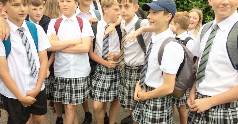 Alumnos en Inglaterra sorprenden a sus maestros llegando a clases en falda